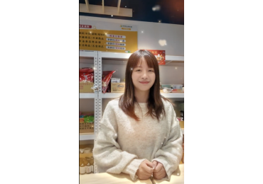 (圖)🍀【莊敬生活百貨｜簡單小教室】🍀 今天小教室特別請到—— 📍竹北勝利店店長 來為大家示範一下， 什麼叫做「團購界的親和力擔當」😎✨