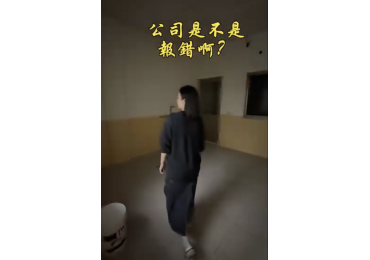 🎬【公司烏龍現場直擊】🎬 原本說要我們去場刊一間新店， 地點在 五甲區。 走進去…氣氛安靜到誇張， 就像電影裡的空景，整間空空無人。😳 正當我們想默默開溜時—— 🎶「登登登登～」