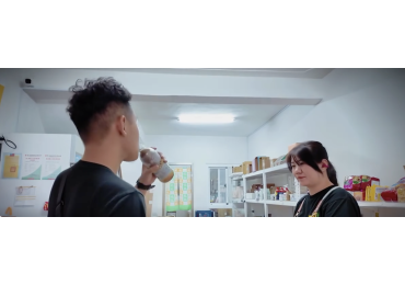 🎬【現在影片真真假假可以剪成，但價格的真實，只有莊敬能給。】 🛍️ 主管看完影片後說： 「是拍得不錯，但⋯一直拍價格的東西，我覺得不太好。」🤔 於是剪輯師🐯，把影片重新整理了一下思路