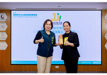 (圖)💛【莊敬 感謝每一位團友｜這份 ESG 永續獎項，同時也獻給你們】🍀 🎉莊敬生活百貨榮獲政府經發局「ESG 永續商店」肯定。🥳👏 但我們最想做的第一件事，就是把這份榮耀—— 獻給每一位支持我們的團友。✨